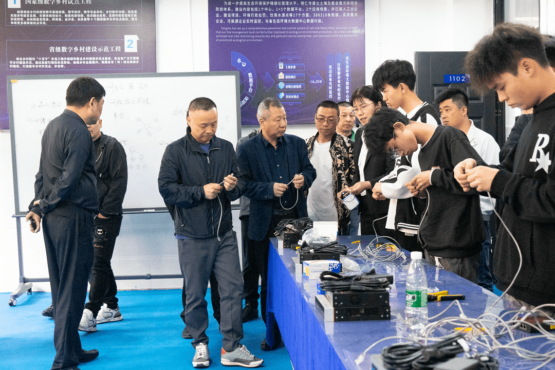 抱团营生长  共立异铜仁 ——铜仁浙江商会会长许国平一行40余人到我校旅行指导