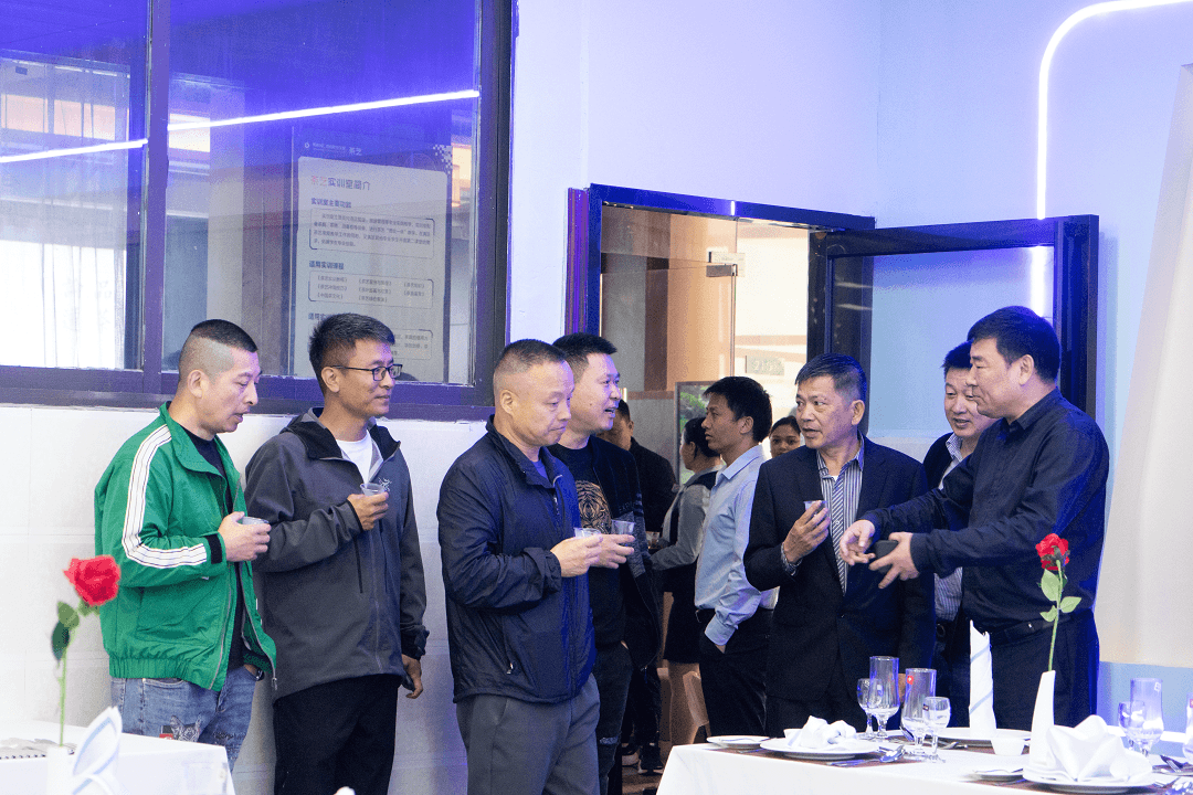 抱团营生长  共立异铜仁 ——铜仁浙江商会会长许国平一行40余人到我校旅行指导