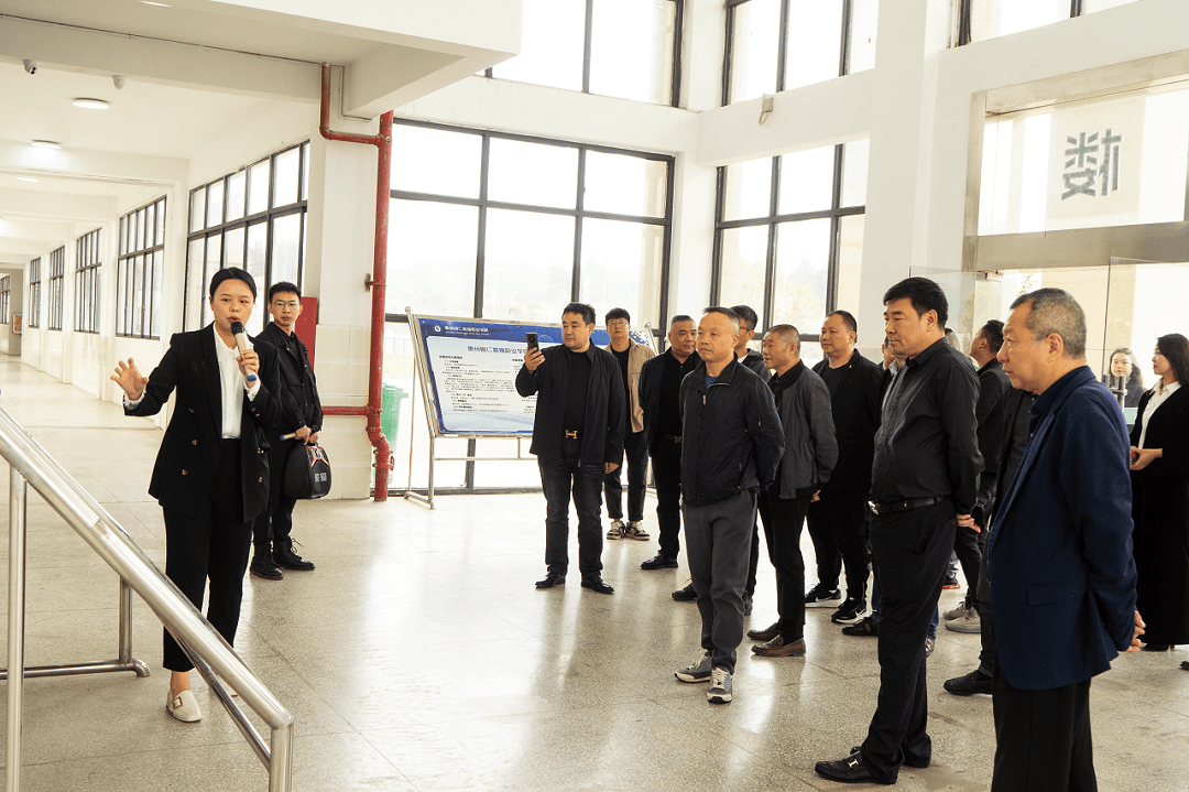 抱团营生长  共立异铜仁 ——铜仁浙江商会会长许国平一行40余人到我校旅行指导