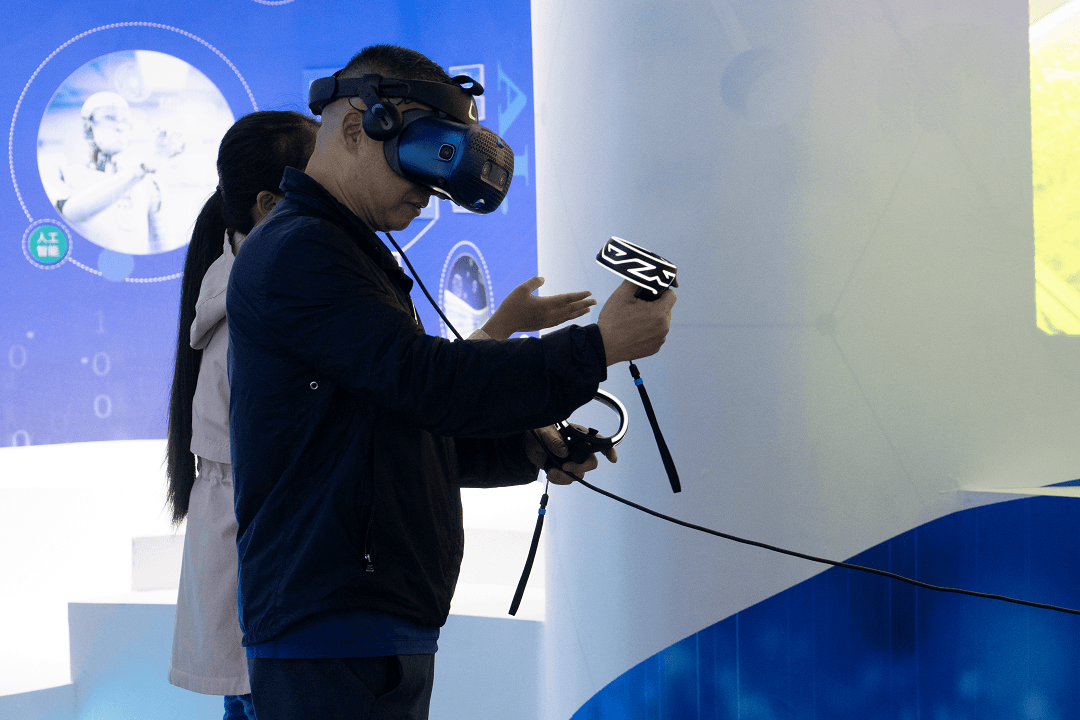 抱团营生长  共立异铜仁 ——铜仁浙江商会会长许国平一行40余人到我校旅行指导