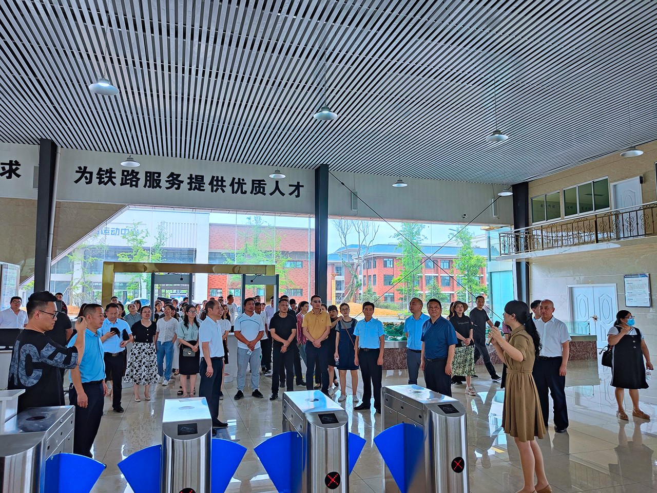 政协第三届铜仁市万山区委员会委员履职能力提升培训班莅临我校视察指导事情