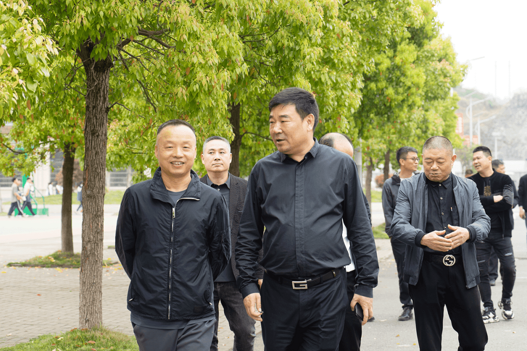 抱团营生长  共立异铜仁 ——铜仁浙江商会会长许国平一行40余人到我校旅行指导