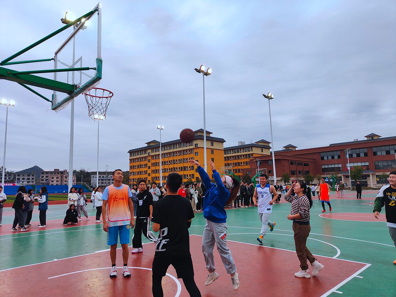 我校举行2021年“迎新杯”篮球赛开幕式