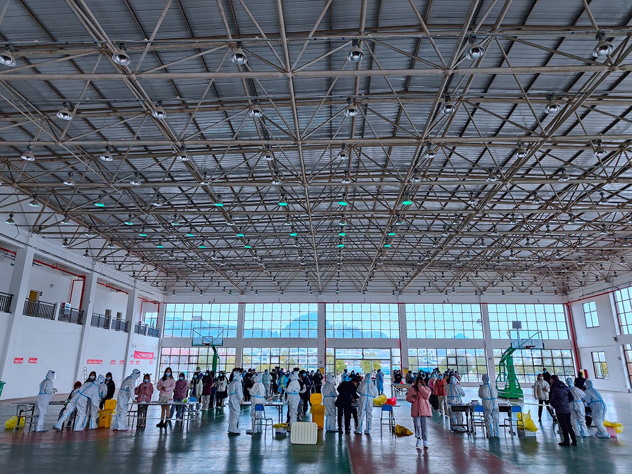 我校全体师生起劲配合核酸收罗事情