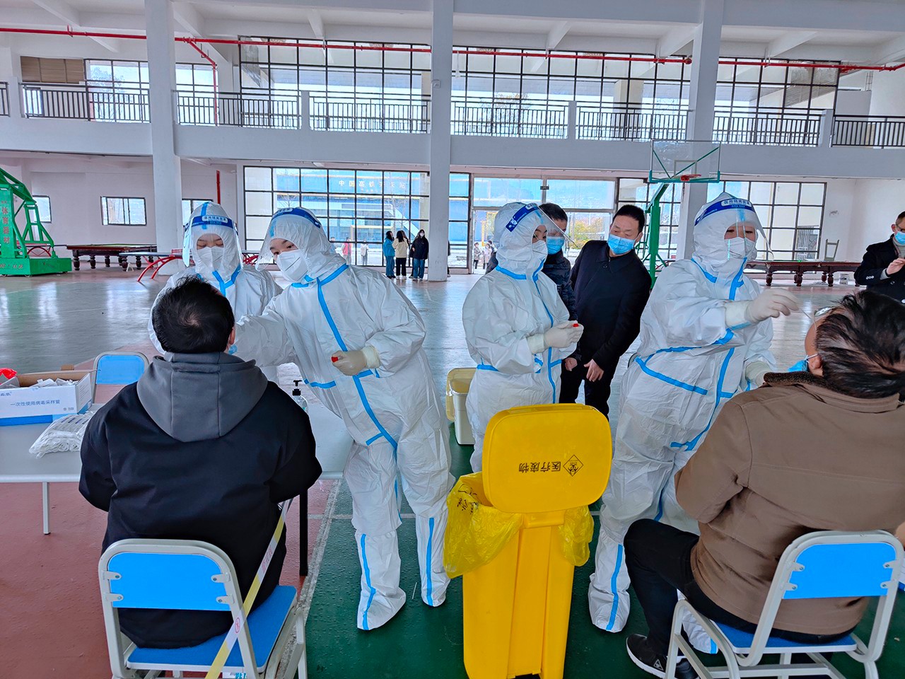 我校全体师生起劲配合核酸收罗事情