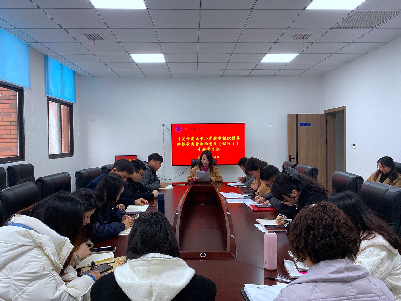 我校组织全体教职工专题学习中共中央办公厅《关于建设中小学校党组织向导的校长认真制的意见（试行）》