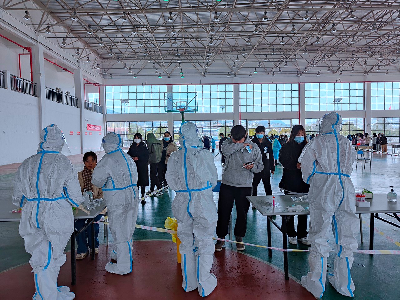 我校全体师生起劲配合核酸收罗事情