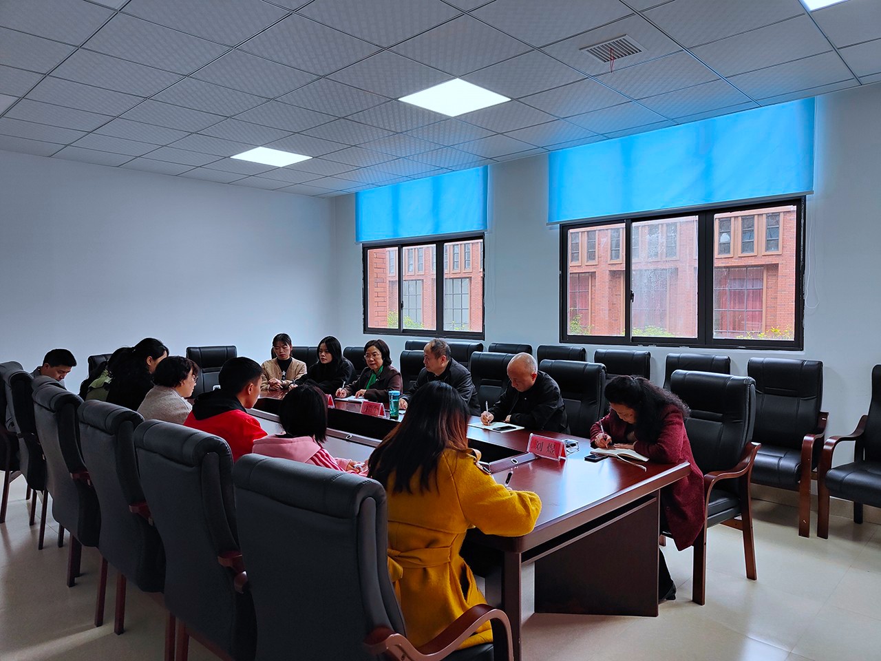 我校召开青年西席座谈会