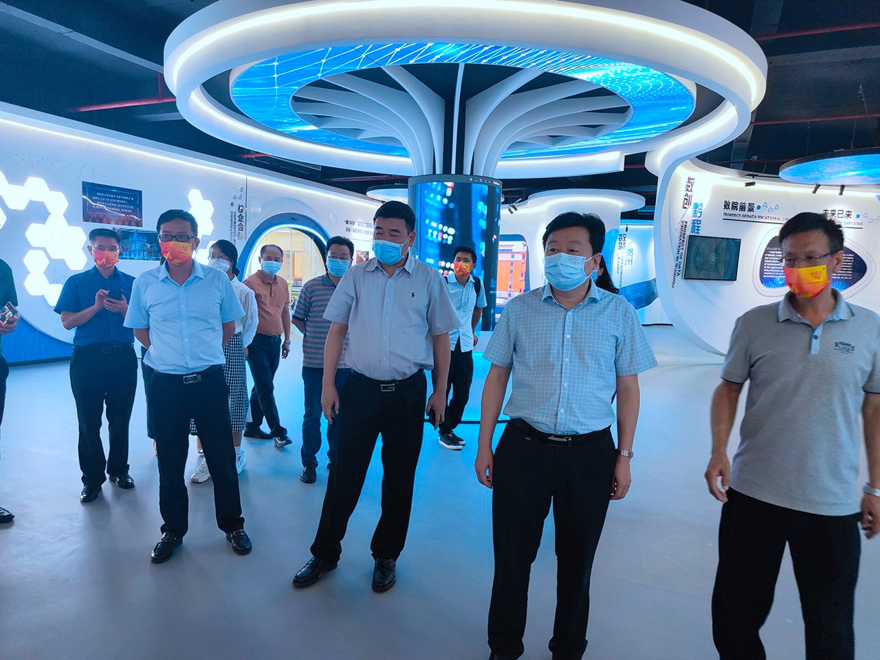 市教育局局长冉俊华赴数据学院指导申做事情