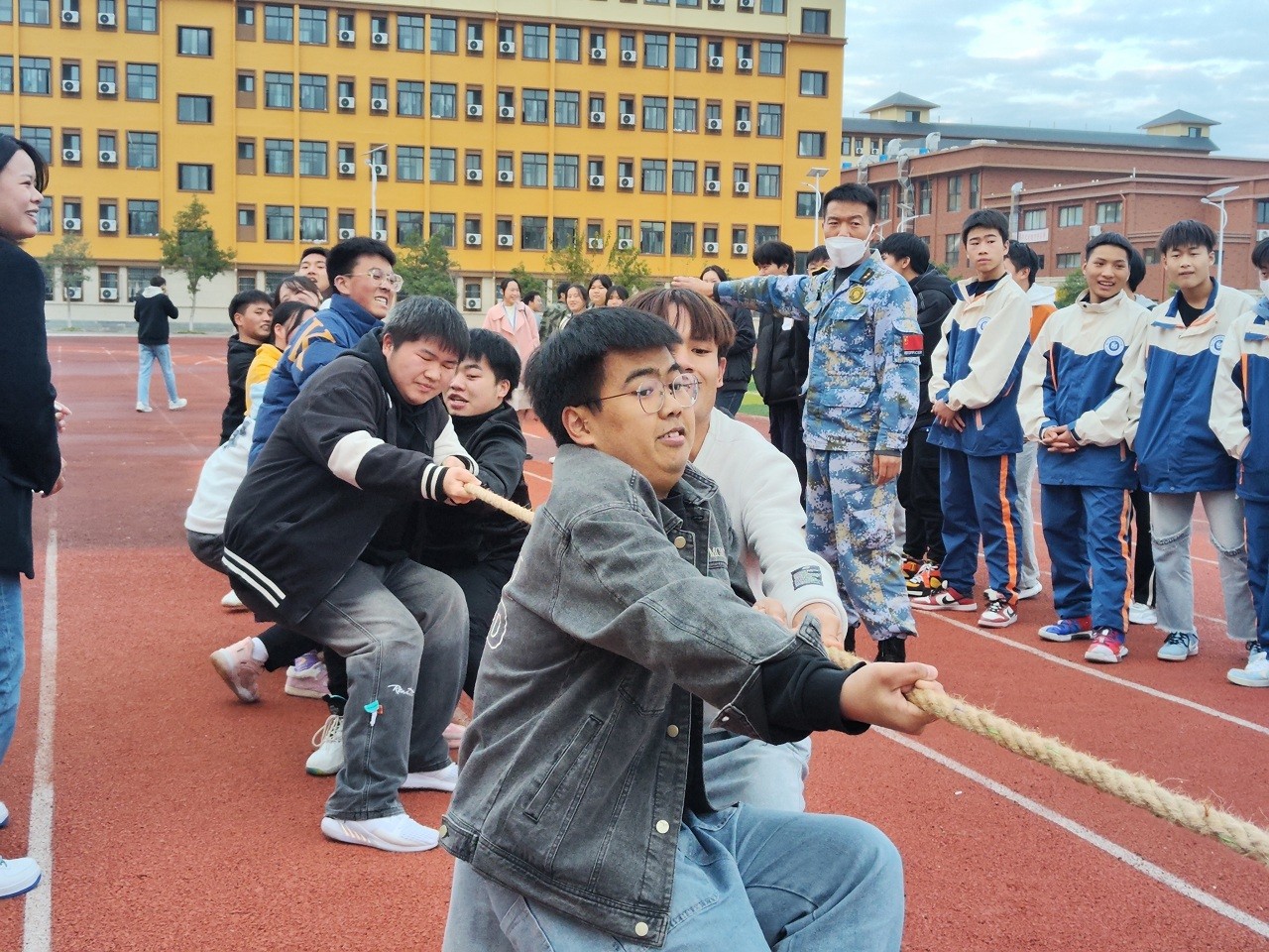 不朽情缘（筹）、铜仁职业手艺学院（开天校区） 举行拔河角逐