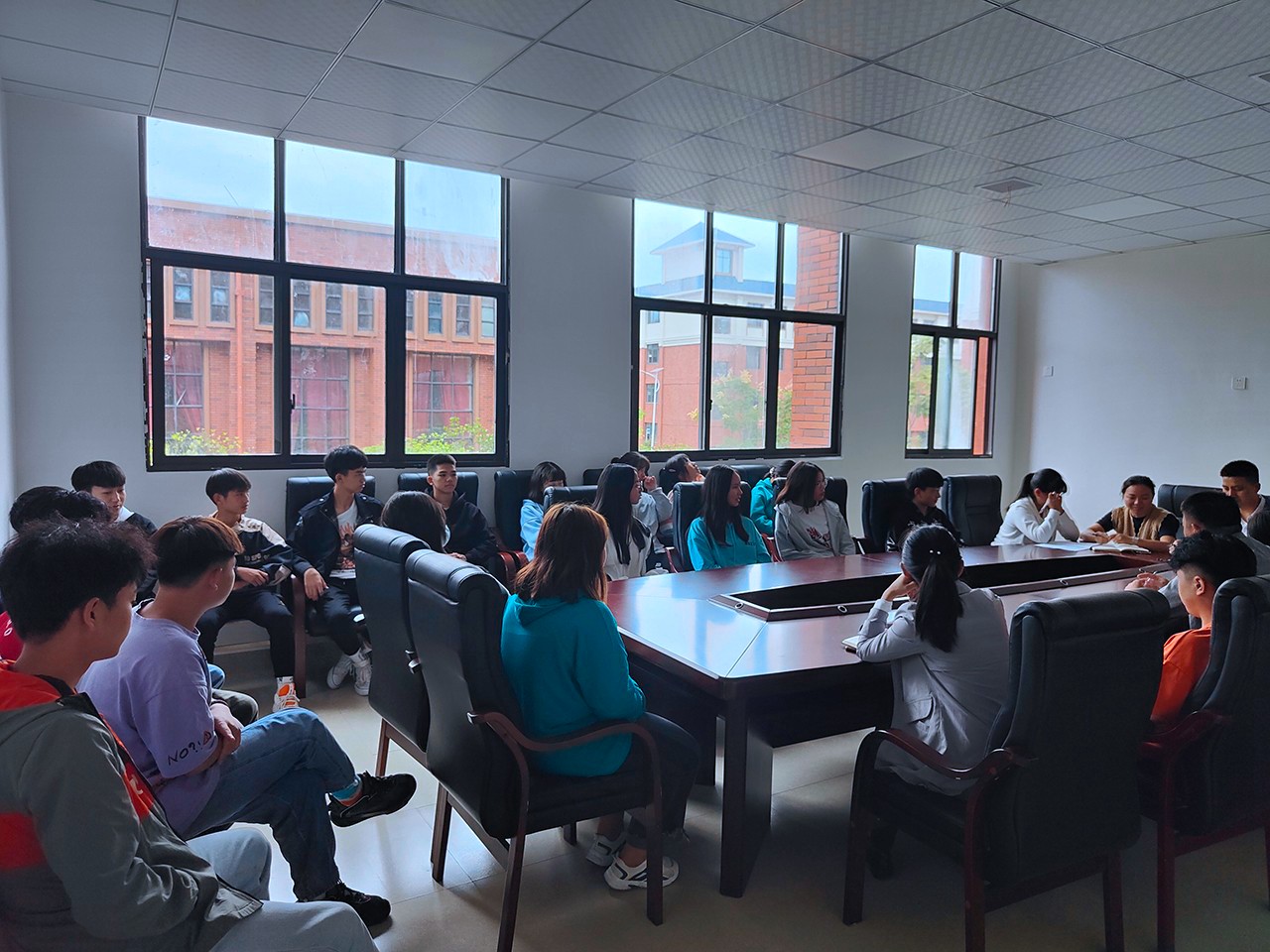 教务处组织学生开展座谈会