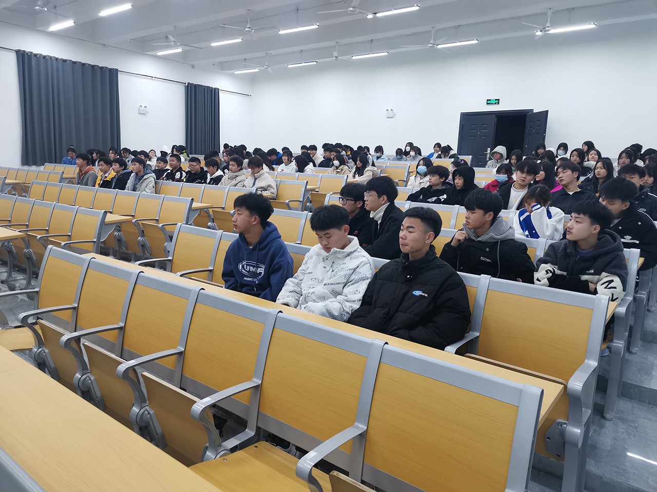 校务委员刘文武组织召开学生校园清静事情会