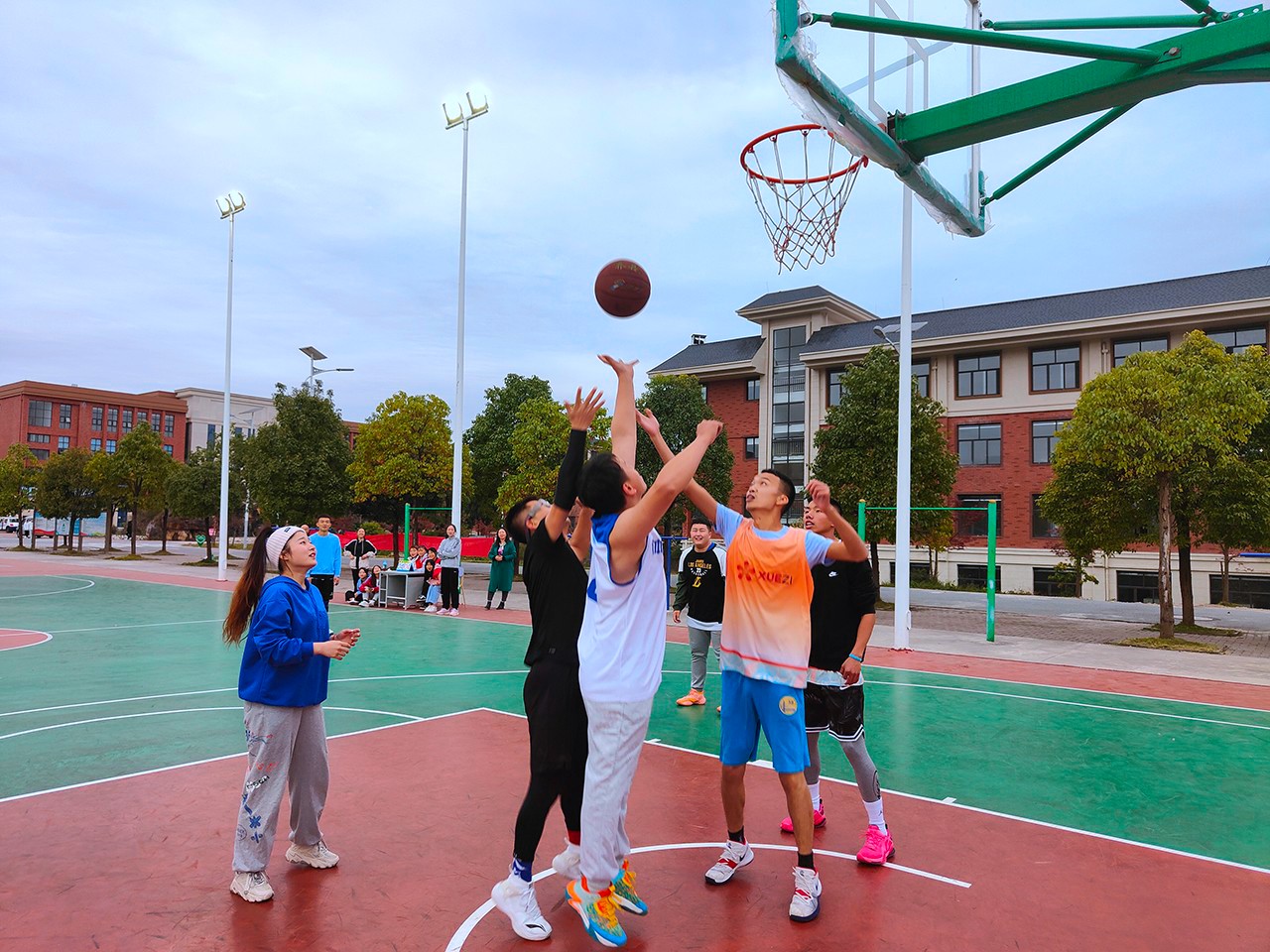 我校举行2021年“迎新杯”篮球赛开幕式