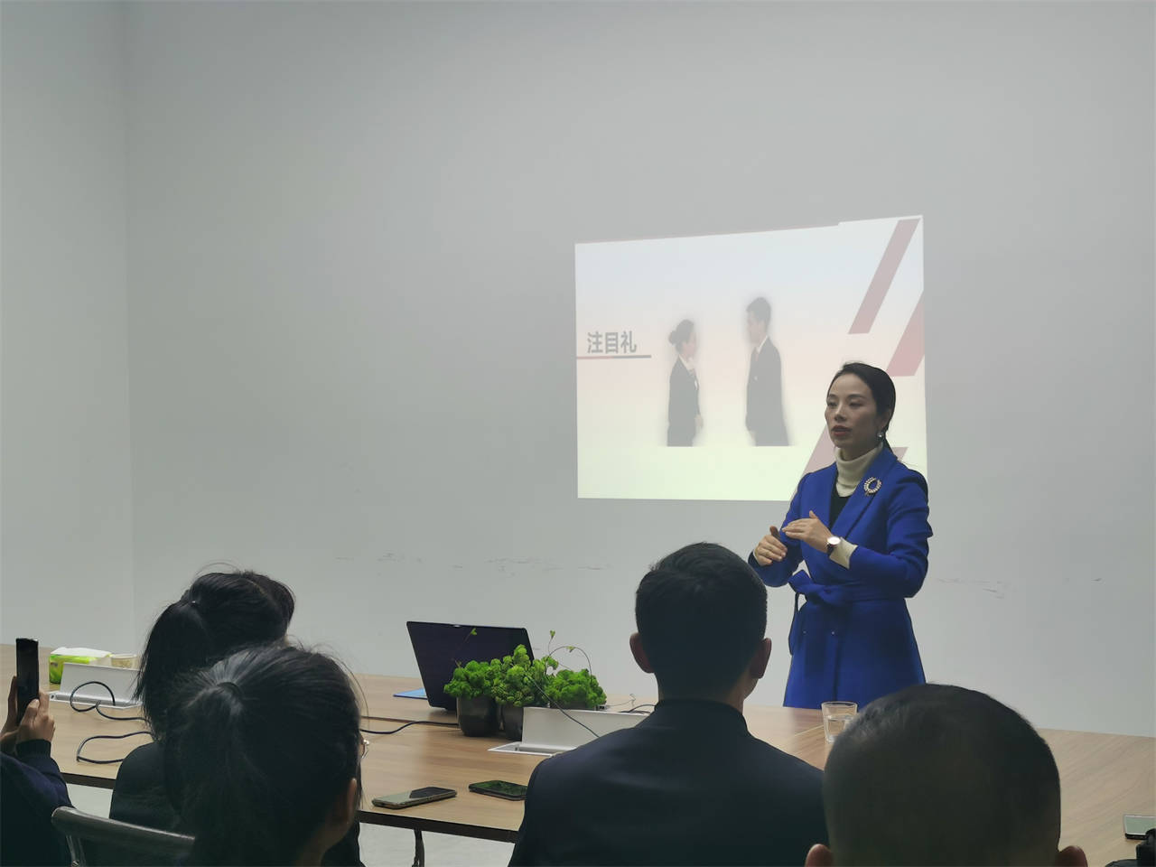 我校西席罗杨赴雪子集团（贵州）房地产营销中心举行礼仪培训