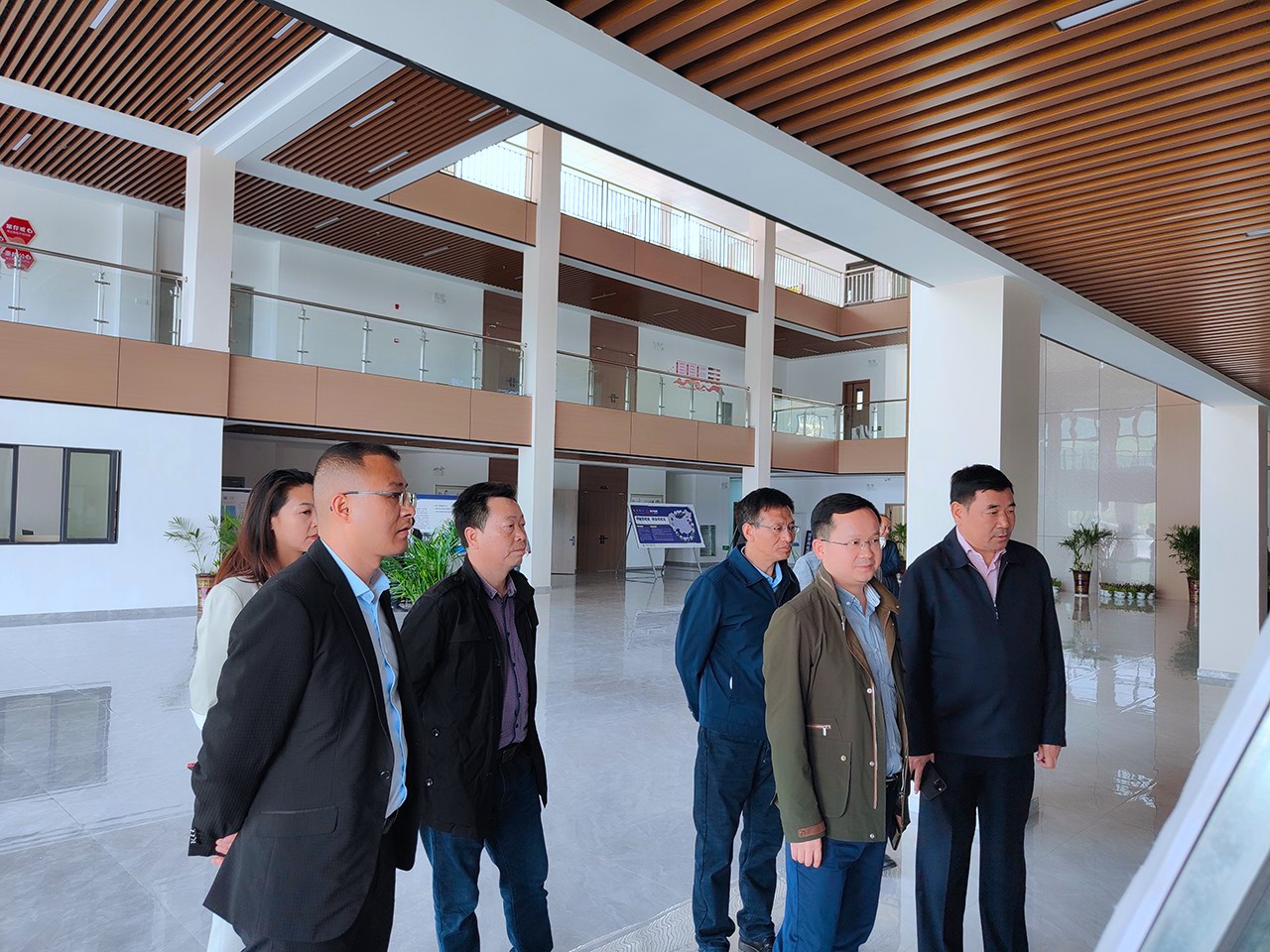 铜仁市大数据生长治理局在我校召开数字经济人才生长座谈会