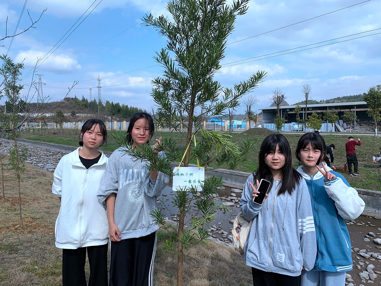 我校师生踊跃加入“许优美愿望、献给绿色爱心”植树活动