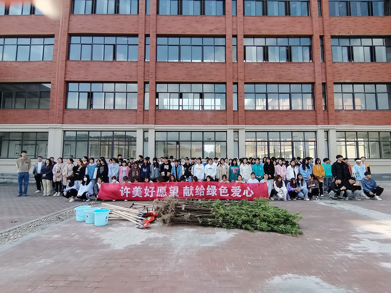 我校师生踊跃加入“许优美愿望、献给绿色爱心”植树活动