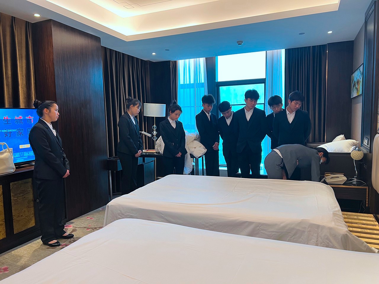 高星级饭店运营与治理专业学生进入朱砂大旅馆观摩学习