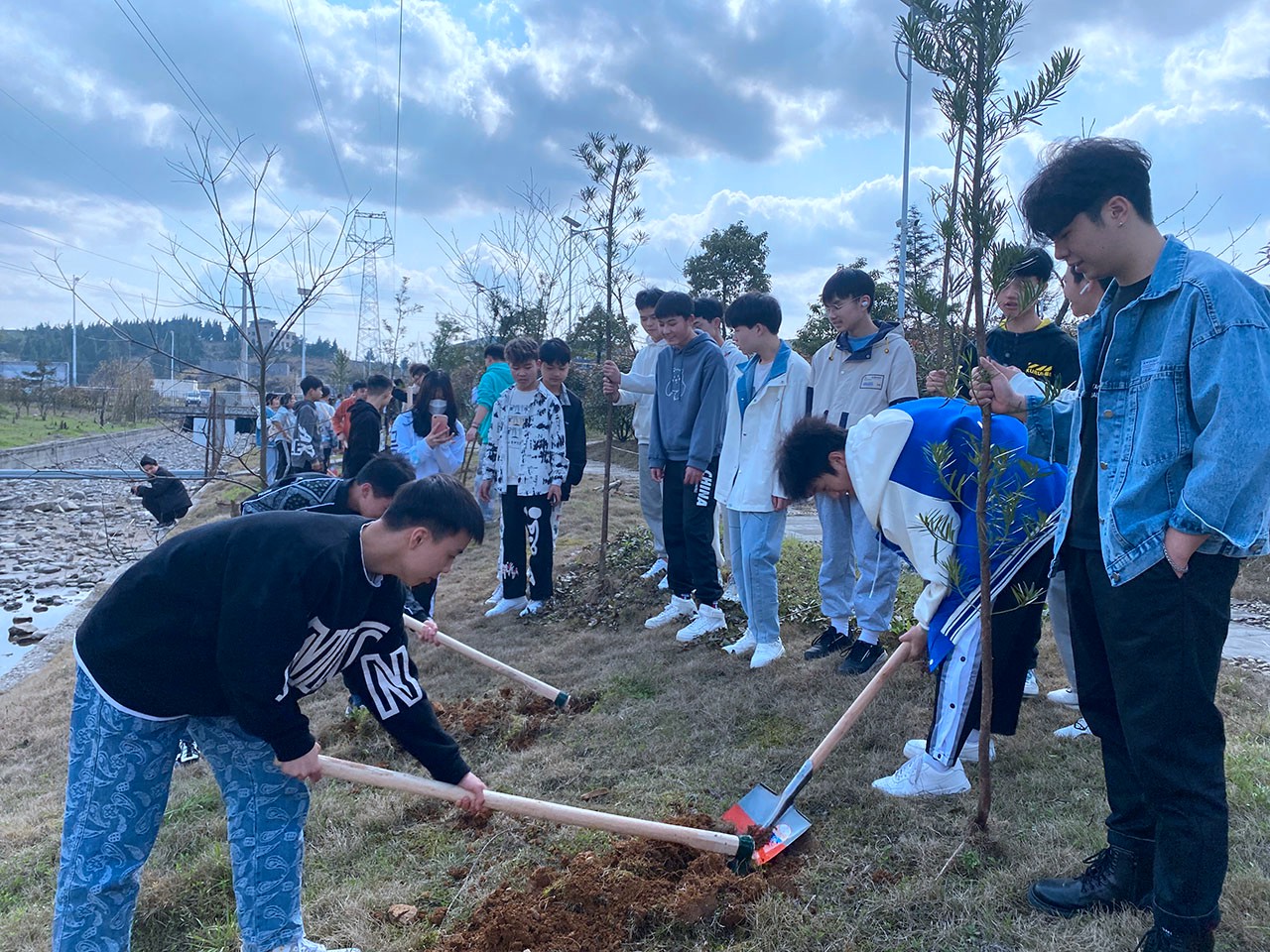 我校师生踊跃加入“许优美愿望、献给绿色爱心”植树活动