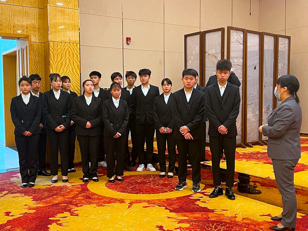 高星级饭店运营与治理专业学生进入朱砂大旅馆观摩学习