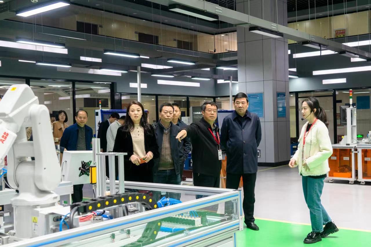 它山之石可攻玉  考察学习营生长  ——我校组织考察组赴贵阳相关院？疾旖涣餮