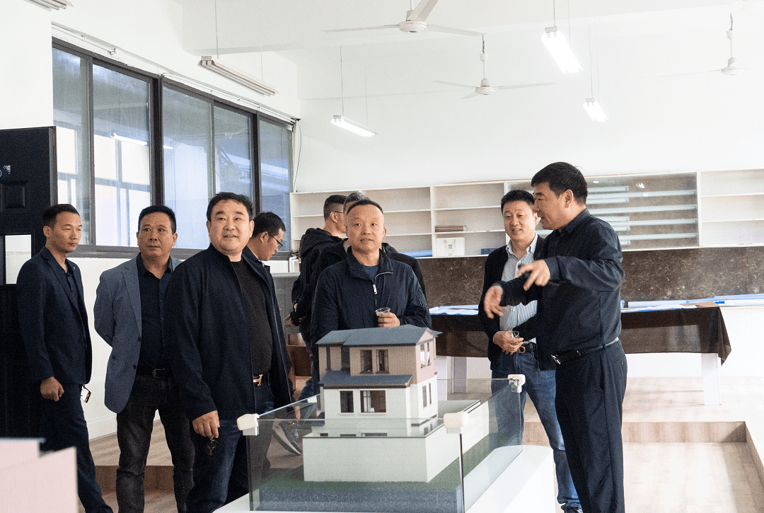 抱团营生长  共立异铜仁 ——铜仁浙江商会会长许国平一行40余人到我校旅行指导