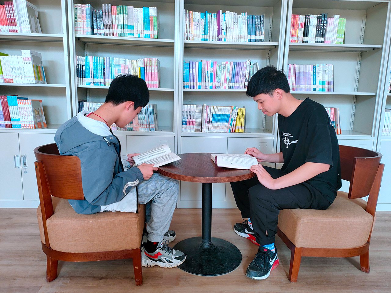 图书馆举行“走进名著，品味经典”天下念书日活动