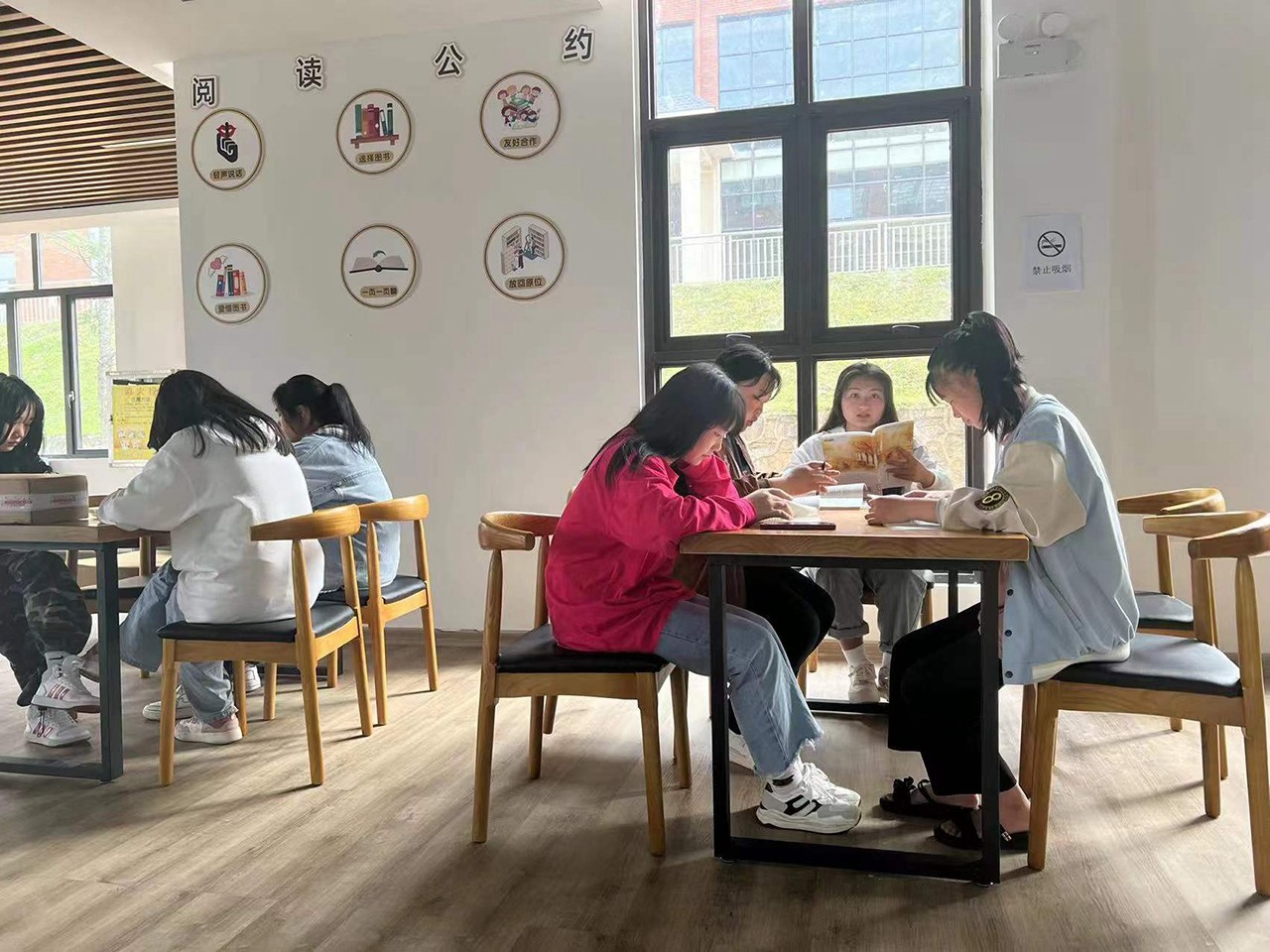 图书馆举行“走进名著，品味经典”天下念书日活动