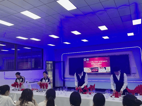 第一届“数智树人 能力能为?特色不朽情缘”手艺大赛 “餐巾折花”圆满竣事