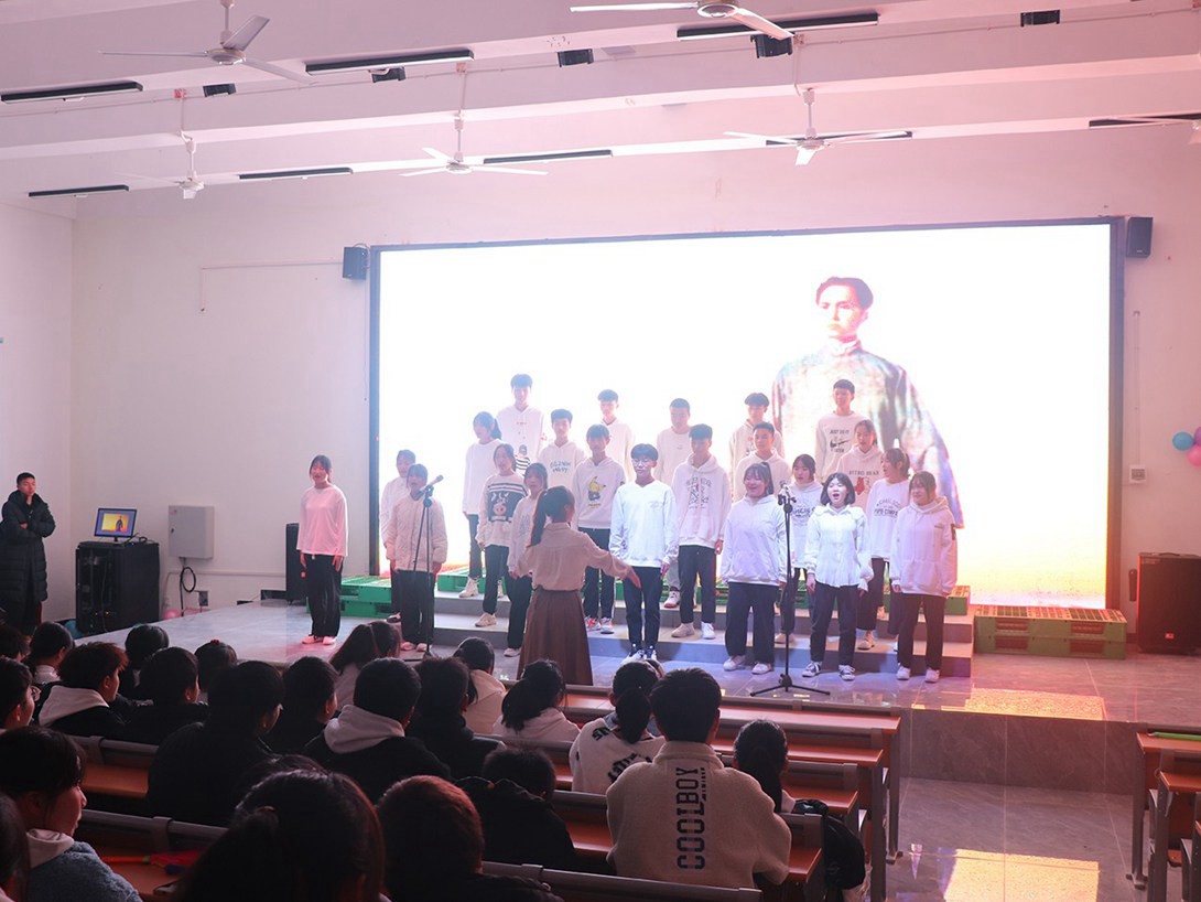 我校举行“纪念毛主席诞辰128周年”合唱角逐