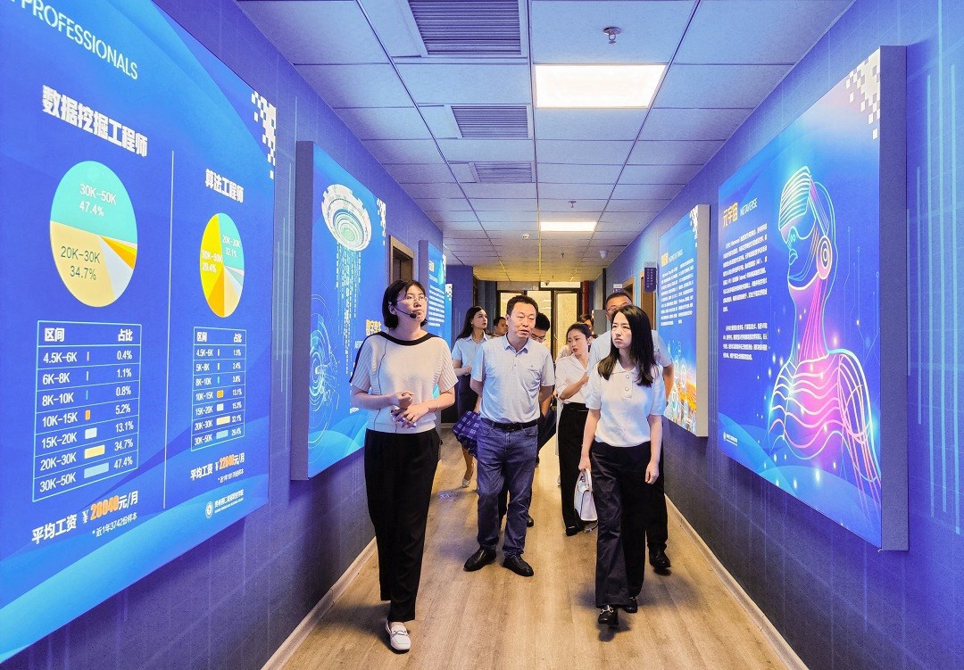 省大数据局人事处副处长郑影一行来我？棺ㄌ獾餮