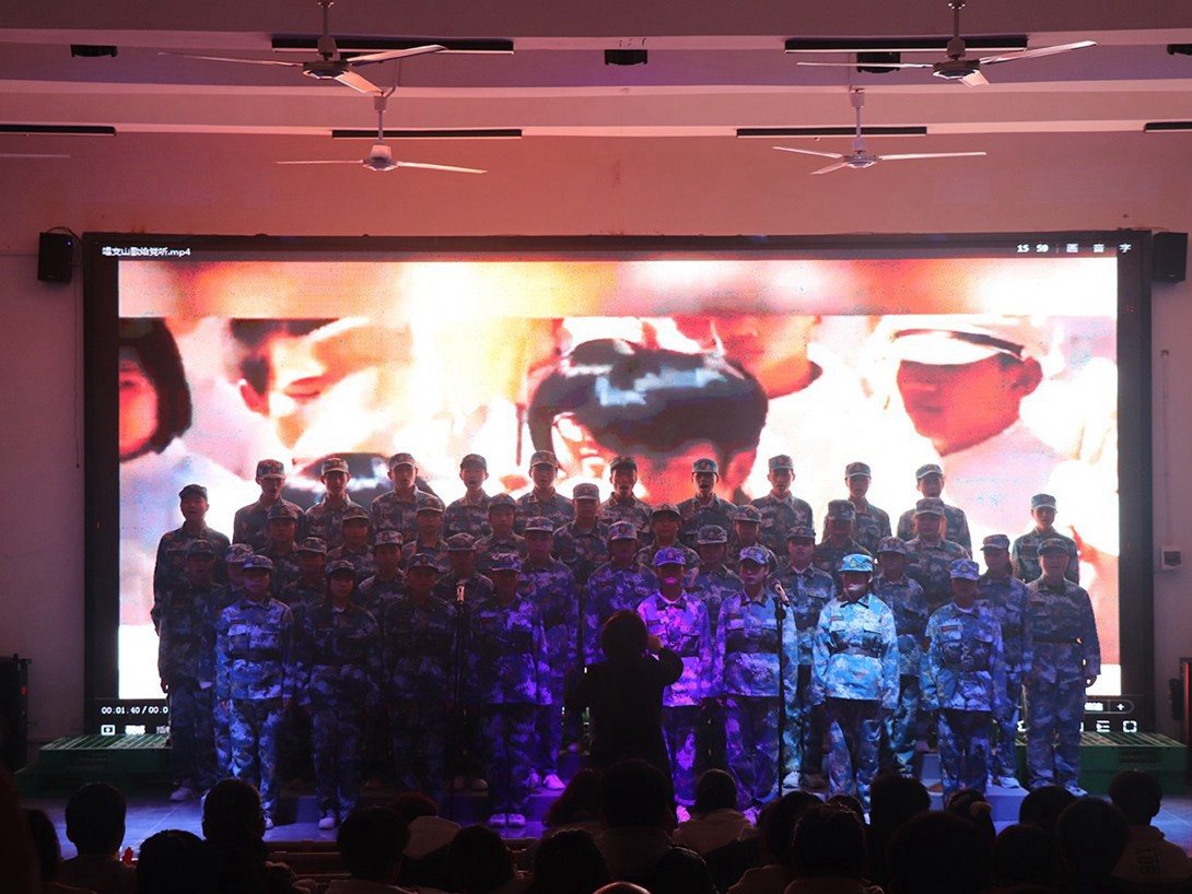 我校举行“纪念毛主席诞辰128周年”合唱角逐