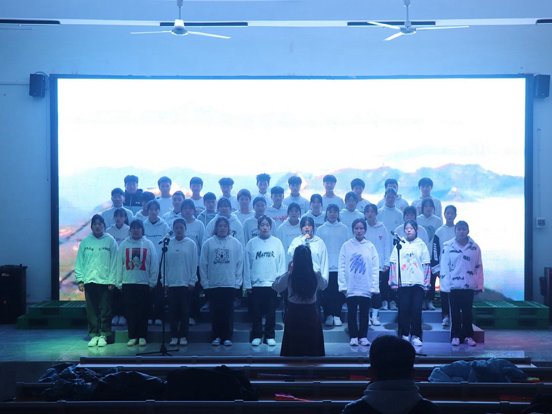 我校举行“纪念毛主席诞辰128周年”合唱角逐