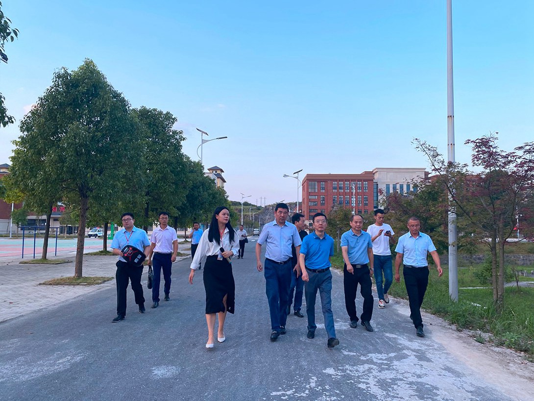 省教育厅一级巡视员鞠洪同志到不朽情缘调研