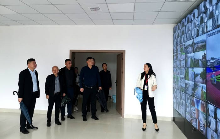 江苏启赫教育投资有限公司董事长江加左一行来我？疾旖涣