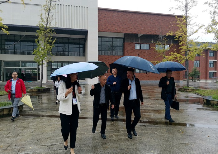 江苏启赫教育投资有限公司董事长江加左一行来我？疾旖涣