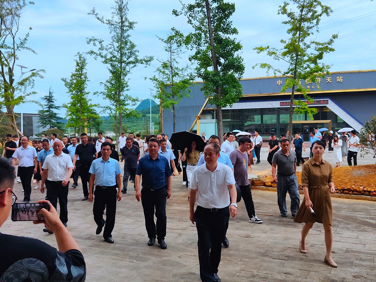 政协第三届铜仁市万山区委员会委员履职能力提升培训班莅临我校视察指导事情